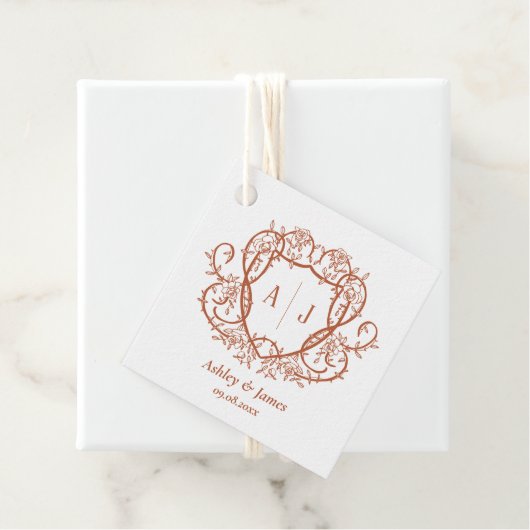 Trouwgeschenk met terracotta monogram-kam en winge bedankjes labels (In situ)