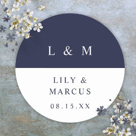 Trouwgunst blauw-wit met monogram in minimalistisc ronde sticker