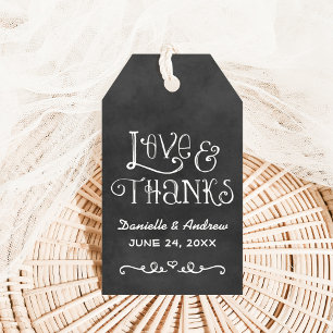 Trouwgunst met krijtbordmonogram en 'Liefde en Dan Cadeaulabel