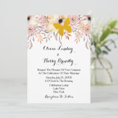 Trouwkaart met blozende bloemen en gouden vlinder kaart (Staand voorkant)