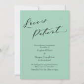 Trouwkaart met lichtgroene achtergrond en uitgeste kaart (Voorkant)