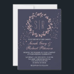 Trouwkaart met marineblauwe roze bloemenkrans kaart<br><div class="desc">Klassieke en rustieke trouwuitnodiging met monogram van bruid en bruidegom. Versierd met een eenvoudige en minimalistische roze bloemenkrans. Kleine bloemknoppen en dwarrelend stof. Perfect voor een lente- of winterhuwelijk. Roze streep op de achterkant van de kaart. U kunt de tekst aanpassen aan elke gelegenheid, zoals een bruidsfeest, verlovingsfeest, jubileum of...</div>