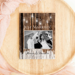 Trouwkaart met Rustiek Hout en Lantaarns