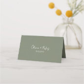 Trouwkaart met saliegroene kleur en elegante schri plaatskaartje (Achterkant)