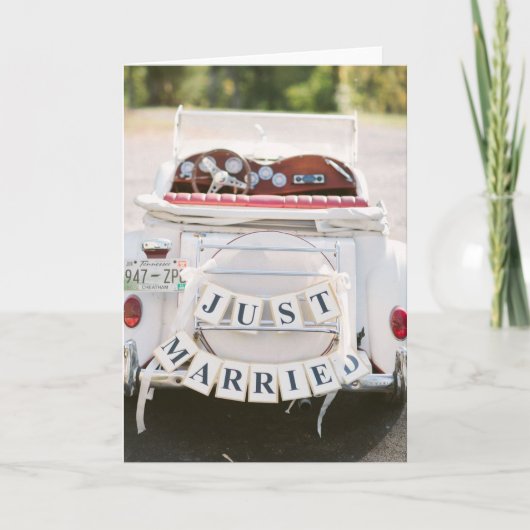 Trouwkaart - Retro auto 'Just Married' bord Aankondiging (Voorkant)