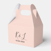 Trouwkoppel naam letter datum rood pastel achtergr bedankdoosjes (Achterkant)