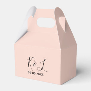 Trouwkoppel naam letter datum rood pastel achtergr bedankdoosjes