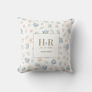Trouwkussen met wilde bloemen en monogram kussen