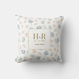Trouwkussen met wilde bloemen en monogram kussen