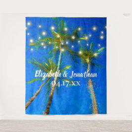 Trouwlocatie strand bruiloft palmboom slingerlicht wandkleed