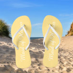 Trouwmeisje van Eer Trendy Butter Geel Teenslippers<br><div class="desc">Geef je bruidsmeisjes een cadeau met deze stijlvolle Maid of Honor teenslippers die een trendy, boterbloem gele kleur zijn, samen met een wit, gestileerd script om je vergelijkbare bruiloft kleurenschema aan te vullen. Selecteer voetgrootte samen met andere opties. U kunt uw teenslippers aanpassen om kleur aan uw wens te veranderen....</div>