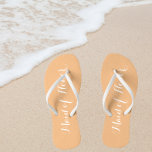 Trouwmeisje van eer Trendy Peach Teenslippers<br><div class="desc">Geef je bruidsmeisjes een cadeau met deze stijlvolle Maid of Honor-teenslippers die een trendy perzikkleur zijn, samen met een wit, gestileerd script om je vergelijkbare bruiloftskleurenschema aan te vullen. Selecteer voetgrootte samen met andere opties. U kunt uw teenslippers aanpassen om de kleur of de stijl van het tekstlettertype naar wens...</div>