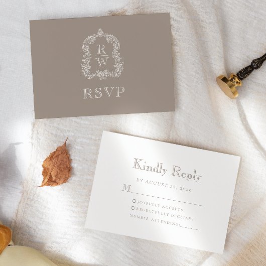 Trouwmonogram Crest Taupe RSVP Kaartje
