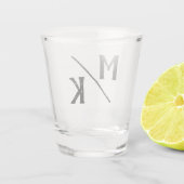 Trouwmonogram Eenvoudig Zwart Schuingestreepte Mod Shot Glas (Achterkant)