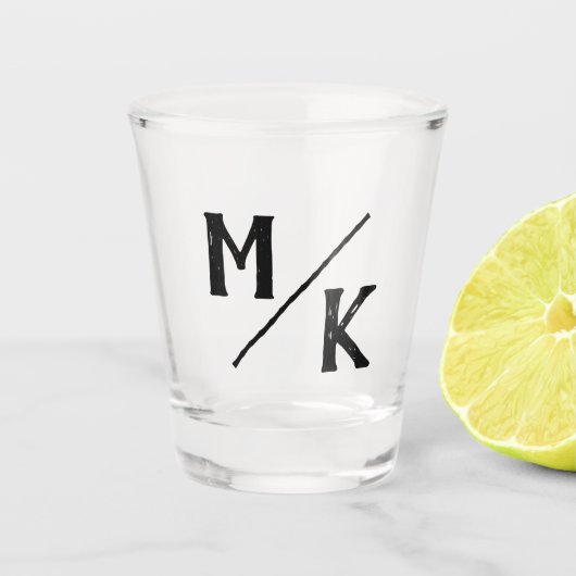Trouwmonogram Eenvoudig Zwart Schuingestreepte Mod Shot Glas (Voorkant)