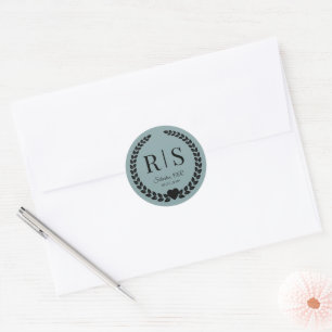 Trouwmonogram initiaal in nevelige salieblauwe kle ronde sticker