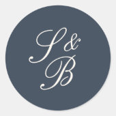 Trouwmonogram met klassiek script in marineblauw e ronde sticker (Voorkant)