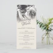 Trouwpaar dat zoent in zwart-wit menu (Staand voorkant)
