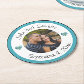 Trouwpaar gepersonaliseerde fotonamen datum  ronde kartonnen onderzetter (Gebogen)