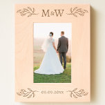 Trouwpaar Monogram Initialen Datum gepersonaliseer Gegraveerde Lijstjes<br><div class="desc">Voeg een vleugje klasse toe aan uw favoriete trouwfoto met dit unieke gepersonaliseerde paar monogram initialen en trouwdatum botanische bladeren ontwerp. Modern, minimalistisch en eenvoudig serif lettertype voor een verfijnde look. Maakt een mooi verloving, bruiloft of jubileum cadeau voor de bruid en bruidegom. Originele versie door Nic Squirrell.</div>