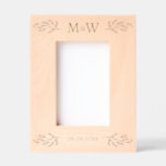 Trouwpaar Monogram Initialen Datum gepersonaliseer Gegraveerde Lijstjes<br><div class="desc">Voeg een vleugje klasse toe aan uw favoriete trouwfoto met dit unieke gepersonaliseerde paar monogram initialen en trouwdatum botanische bladeren ontwerp. Modern,  minimalistisch en eenvoudig serif lettertype voor een verfijnde look. Maakt een mooi verloving,  bruiloft of jubileum cadeau voor de bruid en bruidegom. Originele versie door Nic Squirrell.</div>