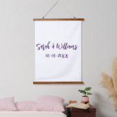 Trouwpaar. Naam datum paarse eenvoudige minimum mo Hangend Wandkleed (Slaapkamer)