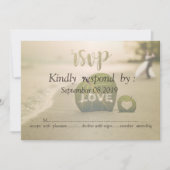 Trouwpaar op het strand, liefde  RSVP Kaart (Voorkant)