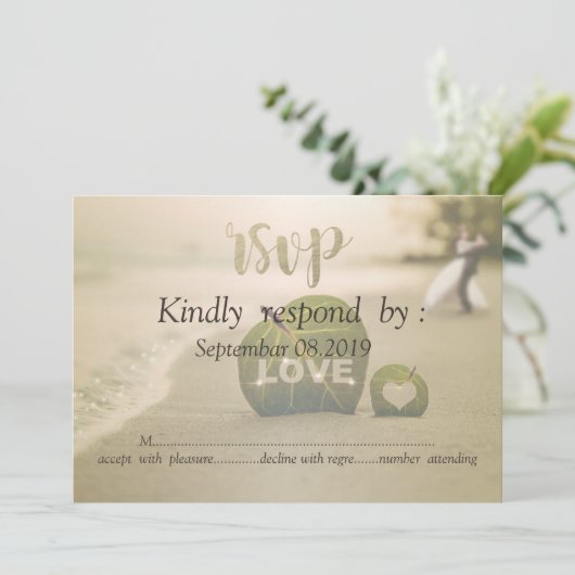 Trouwpaar op het strand, liefde  RSVP Kaart (Staand voorkant)