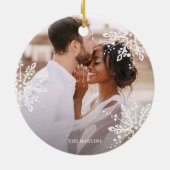 Trouwpaar Sneeuwvlok Overlay Foto Keramisch Ornament (Achterkant)