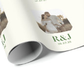 Trouwpaar Voeg foto toe Groen Monogram Cadeaupapier (Rol Hoek)