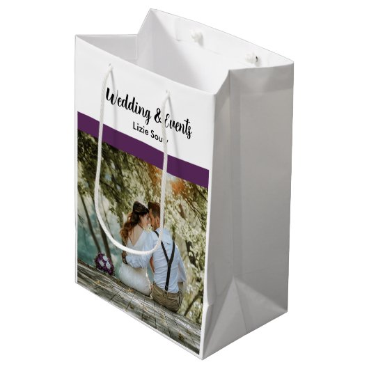 Trouwpaars paars en wit medium cadeauzakje (Voorkant Gekanteld)