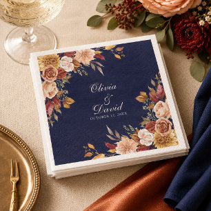 Trouwpapier met bloemen in middernachtblauw en ver servet