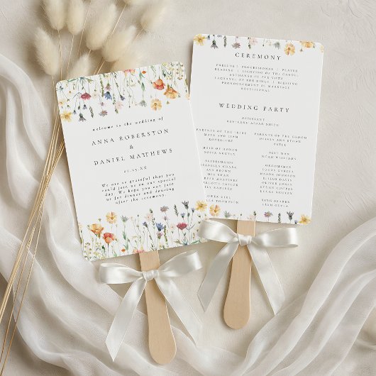 Trouwprogramma met voorjaarsbloemen in whimsical s handwaaier
