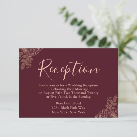 Trouwreceptie in roze goud en bordeauxrood informatiekaartje (Staand voorkant)