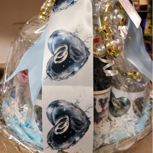 Trouwringen en kristal zilveren hart satijnen lint