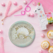 trouwringen en zeeschelpen, in zand met net papieren bordje (Feest)