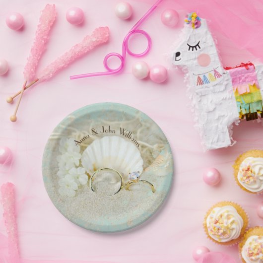 trouwringen en zeeschelpen, in zand met net papieren bordje (Feest)