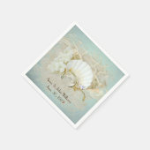 trouwringen en zeeschelpen in zand servet (Hoek)