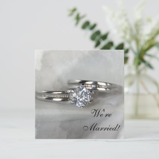 Trouwringen op grijs pas getrouwd aankondiging (Staand voorkant)