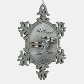 Trouwringen op grijs Verloving Tin Sneeuwvlok Ornament (Links)