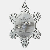 Trouwringen op grijs Verloving Tin Sneeuwvlok Ornament (Rechts)