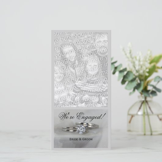 Trouwringen op grijze trouwkaart aankondiging (Staand voorkant)