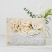 trouwringen op roos petaal kaart (Staand voorkant)