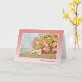 trouwringen op roze bloemblaadje kaart (Gele Bloem)