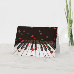 Trouwroosbloemblaadjes op piano kaart