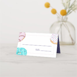 Trouwtafel met donut-thema plaatskaartje