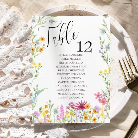Trouwtafel met wilde bloemen zitplaatsenkaart voor