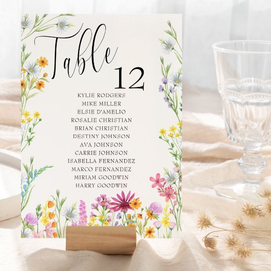 Trouwtafel met wilde bloemen zitplaatsenkaart voor