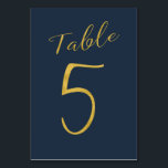 Trouwtafel nummer goud glitter marine elegant kaart<br><div class="desc">Faux gouden folie formele kalligrafie script bruiloft receptie tafel kaart. De marineblauwe achtergrondkleur is bewerkbaar. U kunt deze wijzigen nadat u op de knop PERSONALISEREN hebt gedrukt. U kunt het hele bereik van nummers (1 - 50) hier vinden: http://bit.ly/2sLMaFh Als u hulp nodig hebt, neem dan contact met mij op...</div>