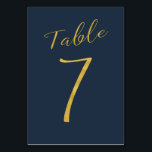 Trouwtafel nummer goud glitter marine elegant kaart<br><div class="desc">Faux gouden folie formele kalligrafie script bruiloft receptie tafel kaart. De marineblauwe achtergrondkleur is bewerkbaar. U kunt deze wijzigen nadat u op de knop PERSONALISEREN hebt gedrukt. U kunt het hele bereik van nummers (1 - 50) hier vinden: http://bit.ly/2sLMaFh Als u hulp nodig hebt, neem dan contact met mij op...</div>